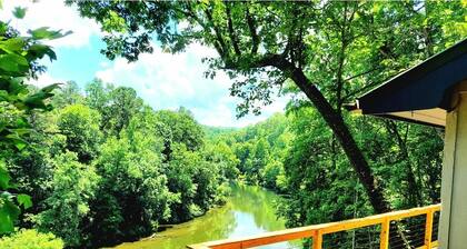 NEW! Lakefront Cabin-Mnt View-Hot Tub-WIFI-Prime Location-Bryson City/Cherokee