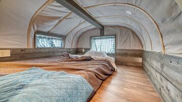 2 bedrooms, bed sheets