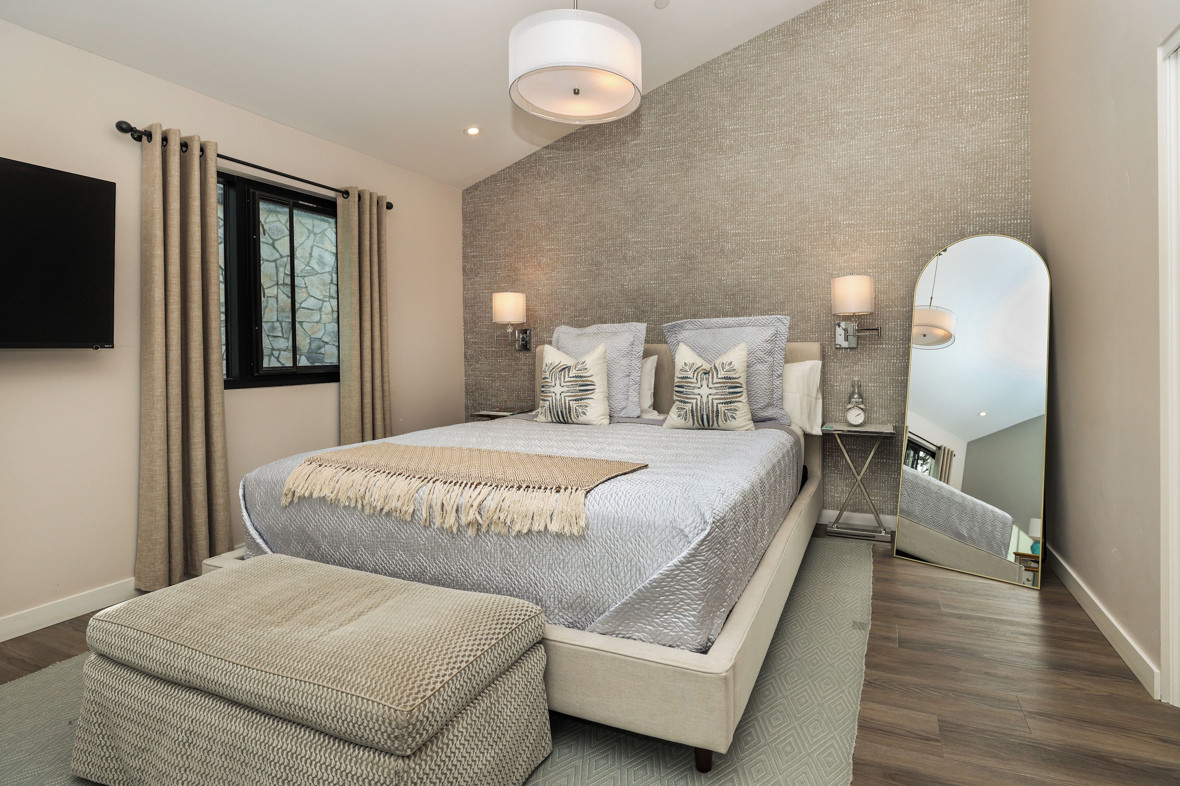 Classic Loft, 1 King Bed | Premium bedding, blackout curtains, iron/ironing board, free WiFi