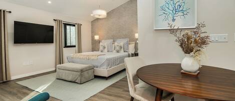 Klassieke loft, 1 kingsize bed | Woonruimte | Een 55-inch ledtelevisie met digitale zenders, televisie en Netflix