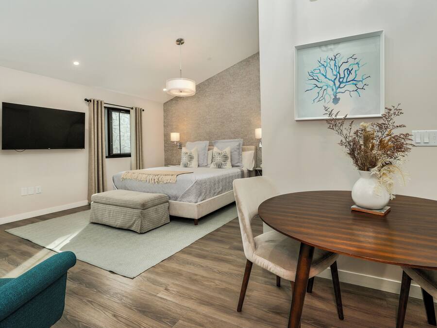 Classic Loft, 1 King Bed | Living area | 55-inch LED TV with digital channels, TV, Netflix