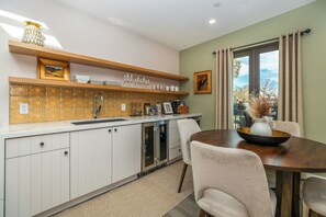 Mini-fridge, microwave, coffee/tea maker, cookware/dishes/utensils - The Lofts at The Market (Paso Robles)