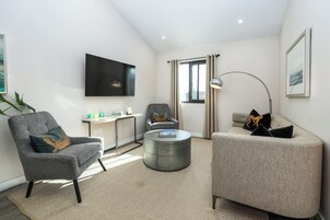 Superior Loft, 1 Queen Bed | Living area | 55-inch LED TV with digital channels, TV, Netflix