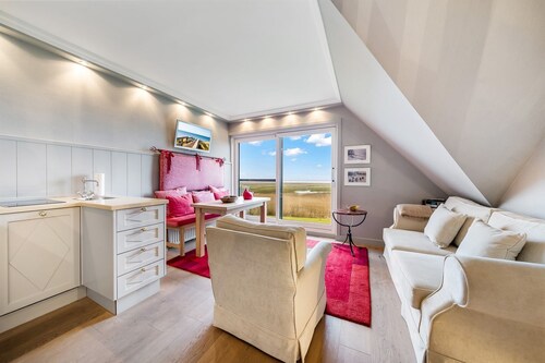 Long-distance view - High-quality furnished apartment in a quiet location with unobstructed