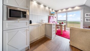 Een moderne keuken met een ingebouwde magnetron, een koffieapparaat en uitzicht op de omgeving.