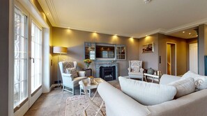 Unclassified image, 3 of 23, button