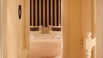 2 bedrooms, iron/ironing board, WiFi