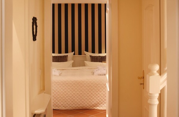 2 bedrooms, iron/ironing board, WiFi