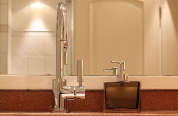 A bathroom with a modern faucet and a soap dispenser. - Strandhafer - Wohnung in Absolut Ruhiger Lage an den Salzwiesen Unweit des Morsumer Kliffs (Sylt-Ost)