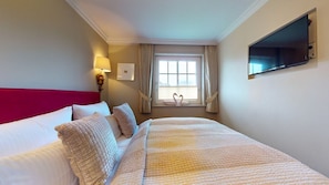 1 bedroom, desk, iron/ironing board, WiFi