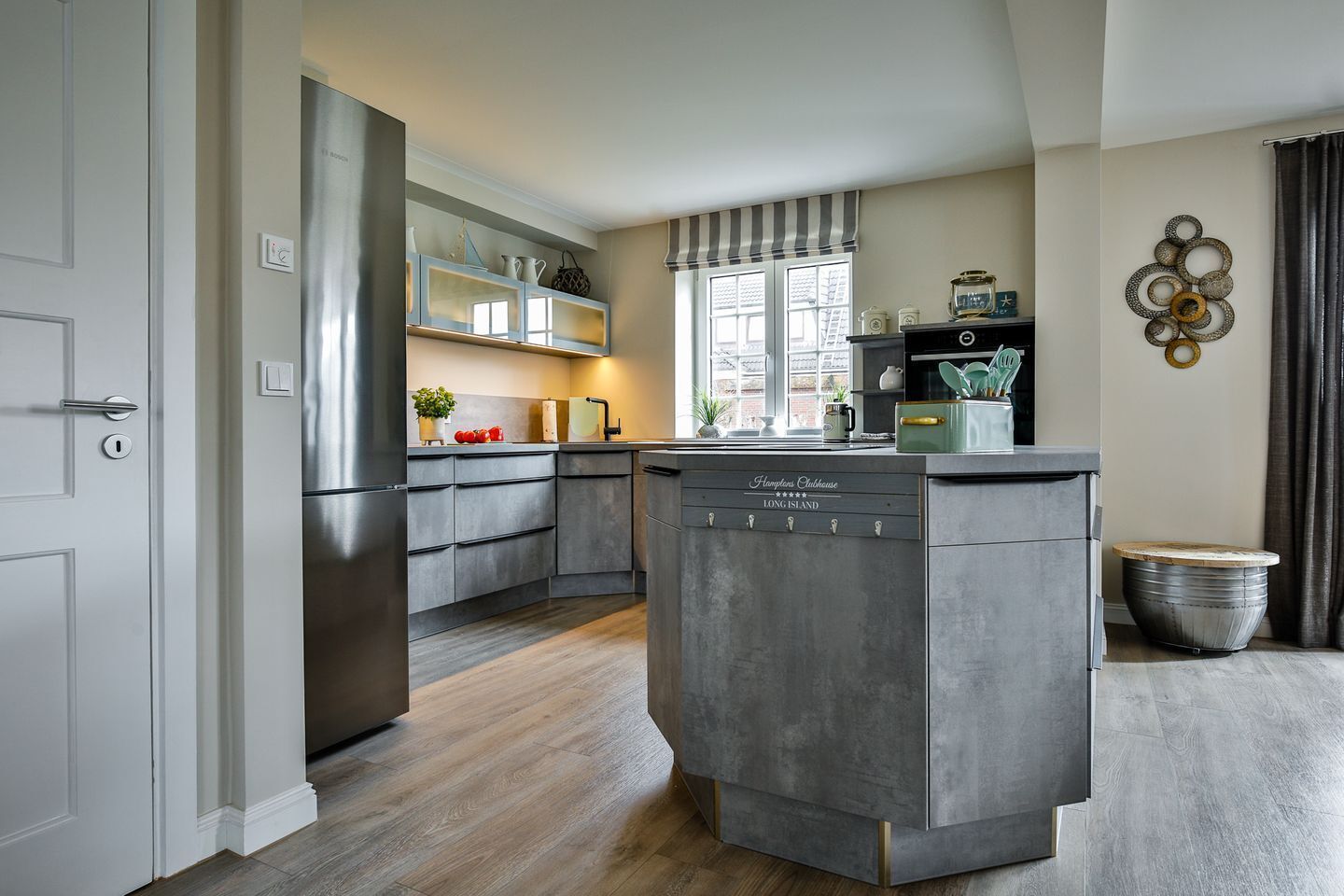 Coffee/tea maker, fridge, oven, dishwasher