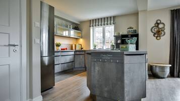 Coffee/tea maker, fridge, oven, dishwasher