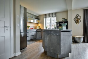 Fridge, oven, dishwasher, coffee/tea maker