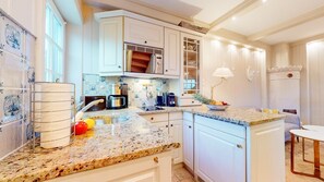 Fridge, microwave, stovetop, dishwasher - Üp Söl - Exclusively furnished luxury apartment "Üp Söl" in direct mudflat location in (Kampen (Sylt))