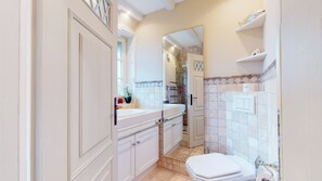 Unclassified image, 5 of 11, button