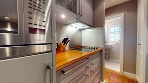 Frigorífico, microondas, placa de cocina y lavavajillas