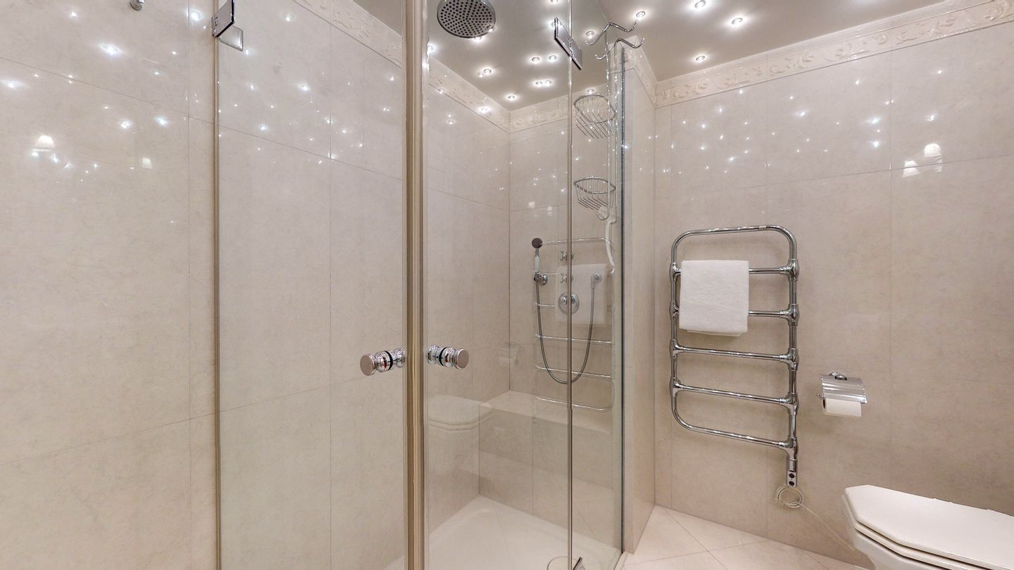 Dusche, Haartrockner, Handtücher
