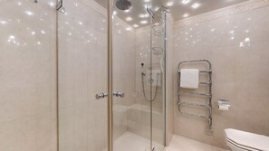 Ducha, secador de pelo y toallas