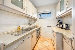 Fridge, oven, stovetop, dishwasher