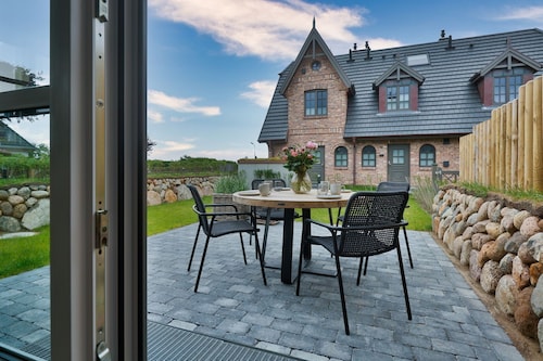 Modern new-build house with well thought-out lighting concept in a quiet location. -