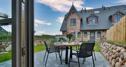 Modern new-build house with well thought-out lighting concept in a quiet location. -