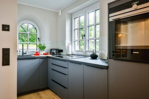 Kjøleskap, mikrobølgeovn, ovn og kokeplater