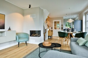 TV, fireplace - Modern new-build house with well thought-out lighting concept in a quiet location. - (Sylt)