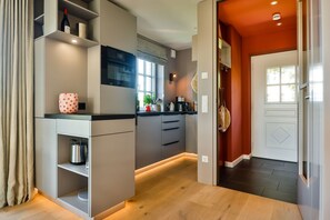 Kühlschrank, Mikrowelle, Ofen, Herdplatte