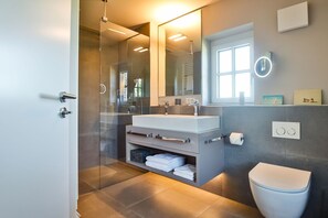 Shower, hair dryer - Newly built house with garden and two terraces in a salt marsh location in Tinnum. - (Sylt)