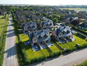 A residential area with houses featuring pitched roofs and solar panels. - Exclusive new-build house for 4 people in a popular salt marsh location in Tinnum. (Sylt)