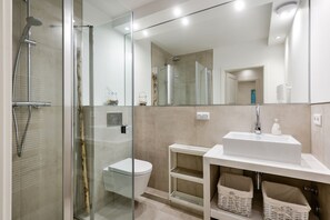 Een douche, een haardroger, handdoeken