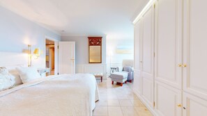 Unclassified image, 3 of 33, button