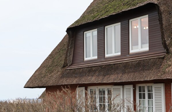 Unclassified image, 1 of 33, button