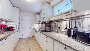 Fridge, microwave, oven, stovetop - Ruarklef - Exklusive Luxuswohnung Unter Reet in Kampen mit Wundervollem Blick (Kampen (Sylt))