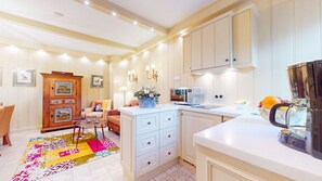 Refrigerador, microondas, placa de cocina, lavavajillas