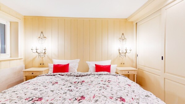 2 bedrooms, iron/ironing board, WiFi