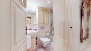 Dusj, hårføner og håndklær