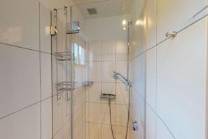 Dusche, Haartrockner, HandtĂŒcher