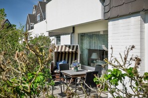 Outdoor dining - Strandglück - Cozy vacation apartment in the immediate vicinity of the west beach of (Hörnum (Sylt))