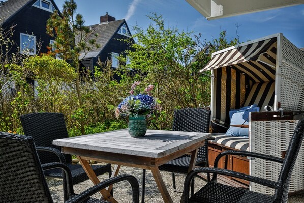 Outdoor dining - Strandglück - Cozy vacation apartment in the immediate vicinity of the west beach of (Hörnum (Sylt))