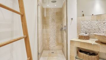 Shower, hair dryer, towels