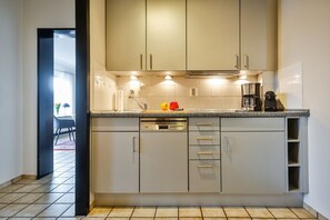 Kylskåp, mikrovågsugn, spishäll och diskmaskin