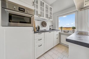 Kylskåp, ugn, spishäll och diskmaskin