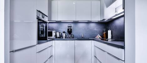 Jääkaappi, mikroaaltouuni, uuni, liesi