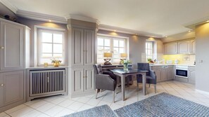 Fridge, oven, stovetop, dishwasher - Biike - Cozy maisonette with a view of the Morsum mudflats in a quiet location (Sylt-Ost)