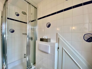 Ducha, secador de pelo y toallas