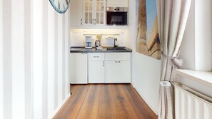 Kühlschrank, Mikrowelle, Herdplatte, Wasserkocher mit Kaffee-/Teezubehör