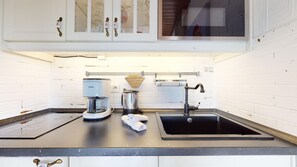 Kühlschrank, Mikrowelle, Herdplatte, Wasserkocher mit Kaffee-/Teezubehör