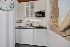 Kylskåp, mikrovågsugn, spishäll och kaffe- och tebryggare