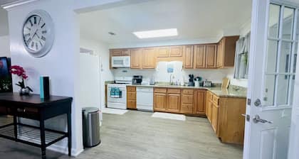 GAme ROom, Sleep 12, Huge Back Yard, Beach - C